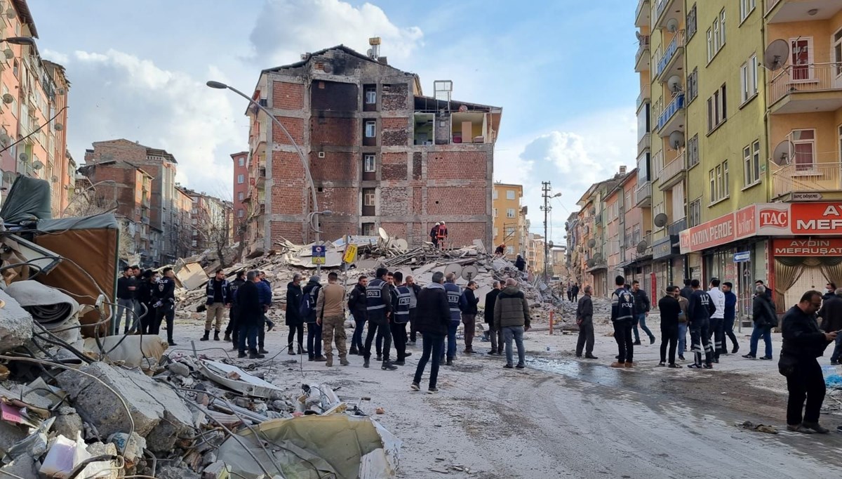 Malatya'da 5 katlı bina çöktü Malatya'da 5 katlı bina çöktü
