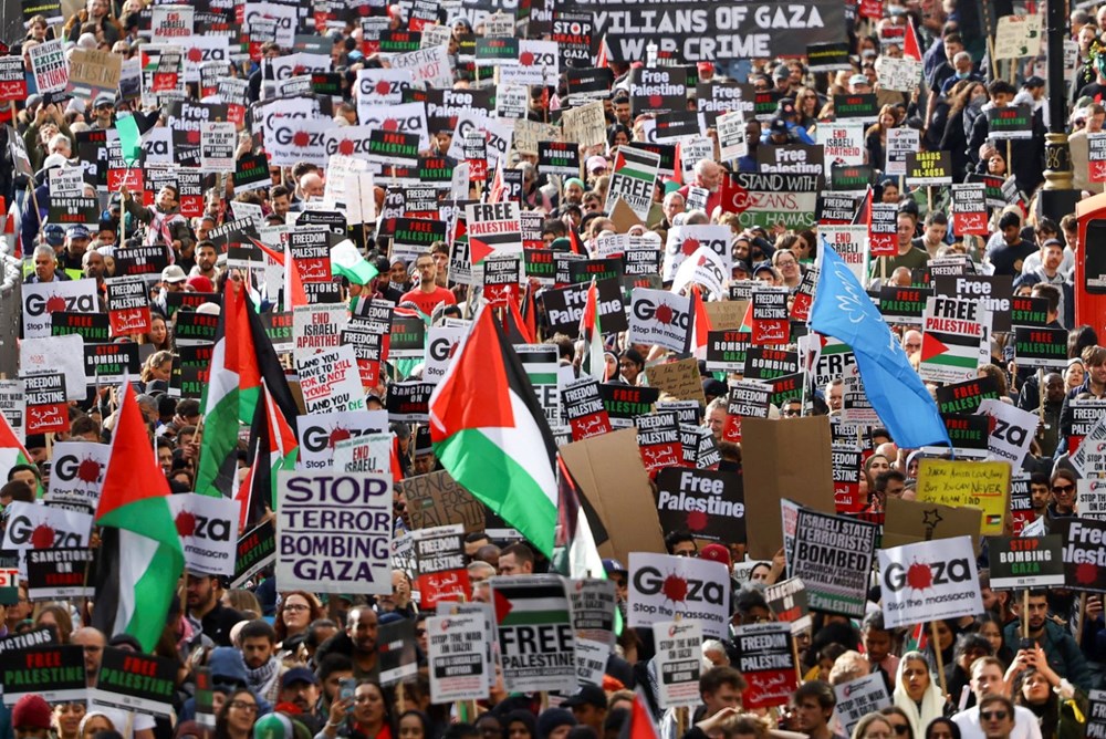 İngiltere'de Filistin ile dayanışma yürüyüşü: Binlerce kişi savaşın sona ermesi çağrısı yaptı - 2