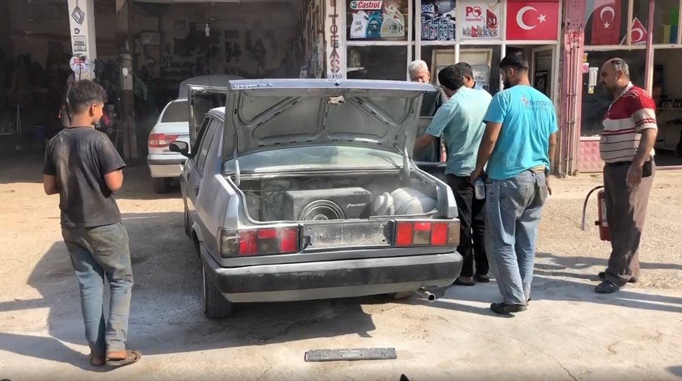 Şanlıurfa sıcağına dayanamayan aracın yakıt tankı patladı - 1