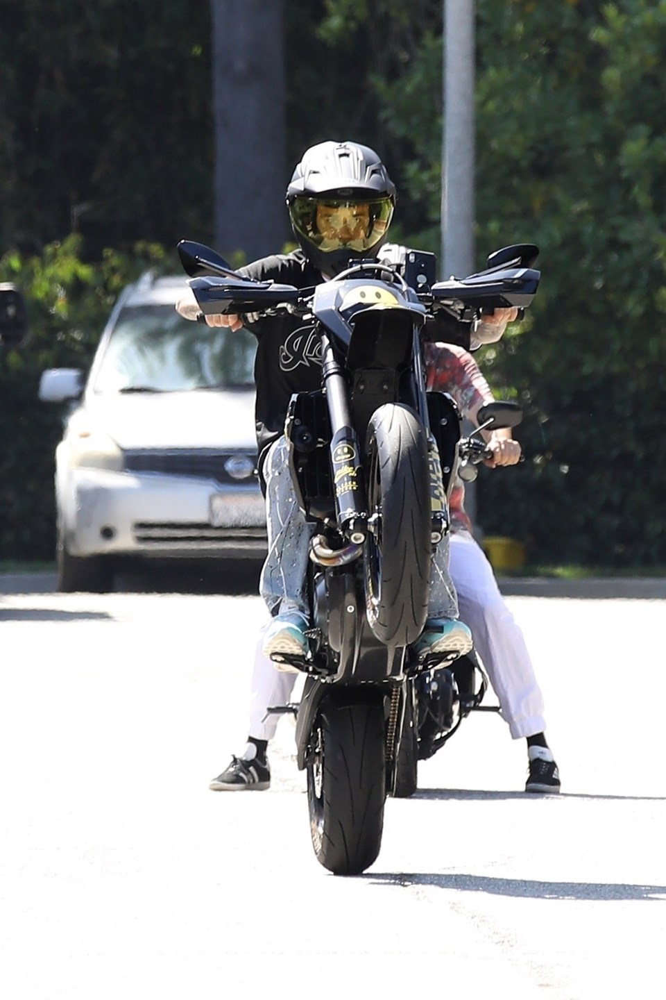 Justin Bieber’dan motorla tek tekerlek şovu - 1