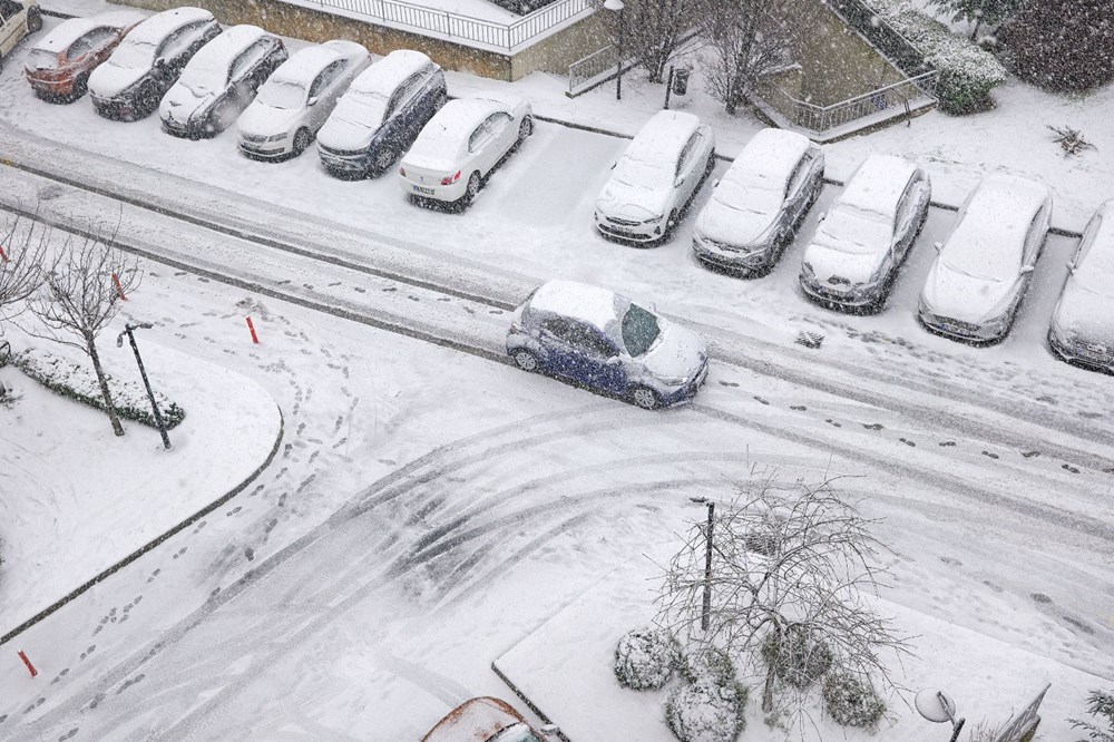 İstanbul’da kar yağışı etkisini artırdı: Yarın okullar tatil! - 2