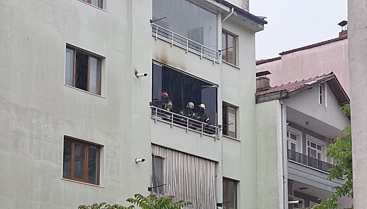 3’üncü kat balkonuna düşen yıldırım yangın çıkardı 3’üncü kat balkonuna düşen yıldırım yangın çıkardı