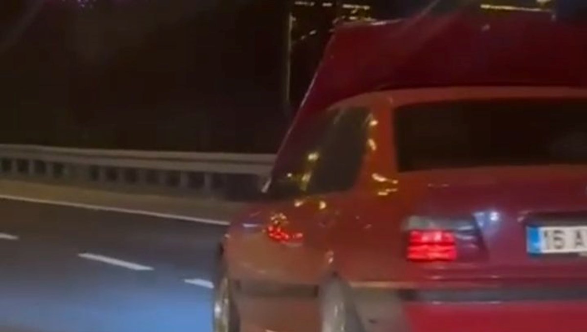 Seyir halindeki otomobilin bir anda kaputu açıldı Seyir halindeki otomobilin bir anda kaputu açıldı