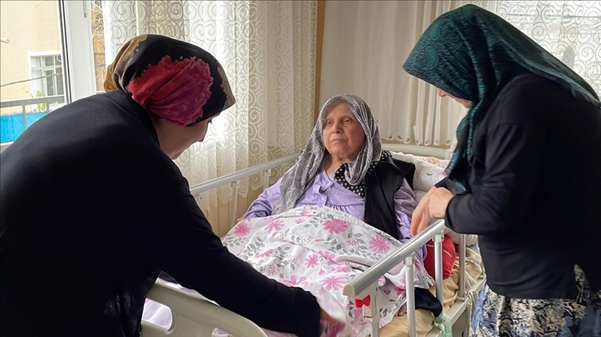 Yaşlı kadının yapılan operasyonla bacağı kesilmişti. Yaşlı kadının yapılan operasyonla bacağı kesilmişti.