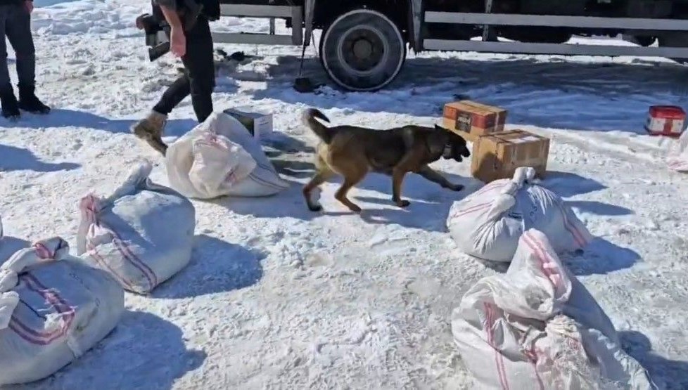 Uyuşturucuyu kargoya verdiler: Hakkari'de kargo arabasında 102 kilo metamfetamin ele geçirildi