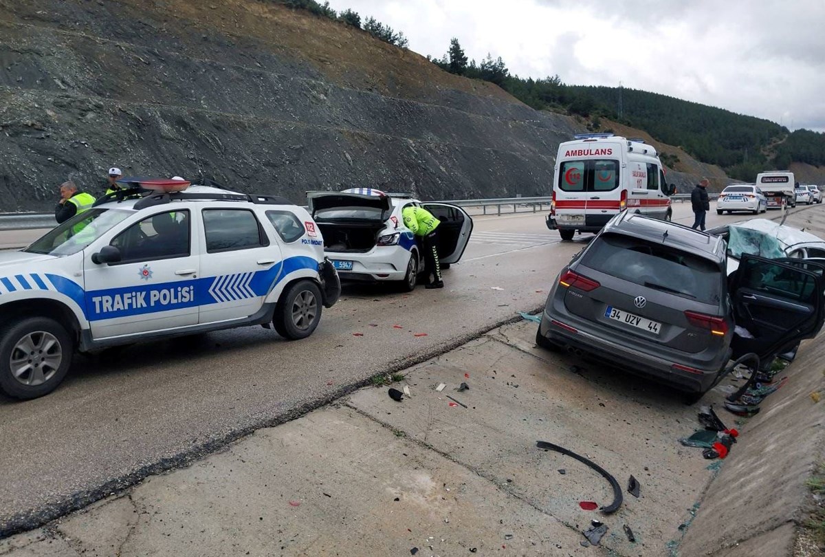 Isparta’da kaza yerinde ikinci kaza: Ambulans ve polis araçlarına çarptı, 10 kişi yaralandı