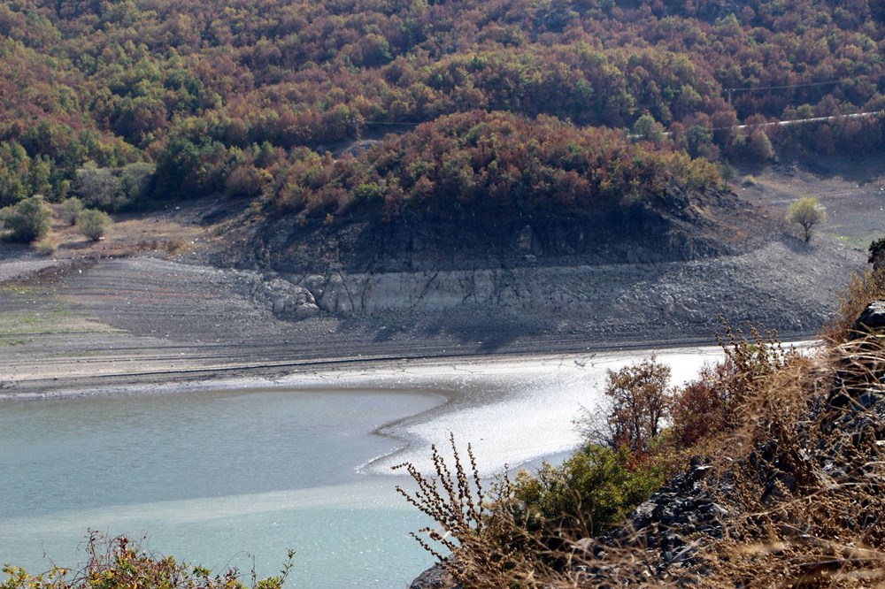 Barajın suyu çekilince, kayalığa yürüyerek gidilmeye başlandı - 9