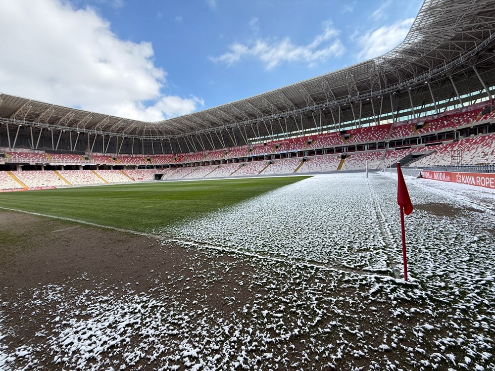 Sivasspor-Fenerbahçe maçı öncesi stadyum tabanı kısmen karla kaplandı 72 WPYzK5jZA0CL3g6pWDq26Q