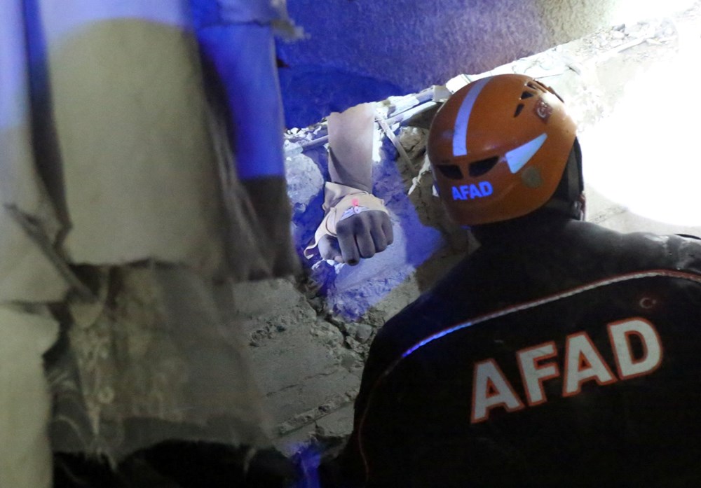 Türkiye'deki 7,4 büyüklüğündeki deprem dünya basınının manşetlerinde - 4