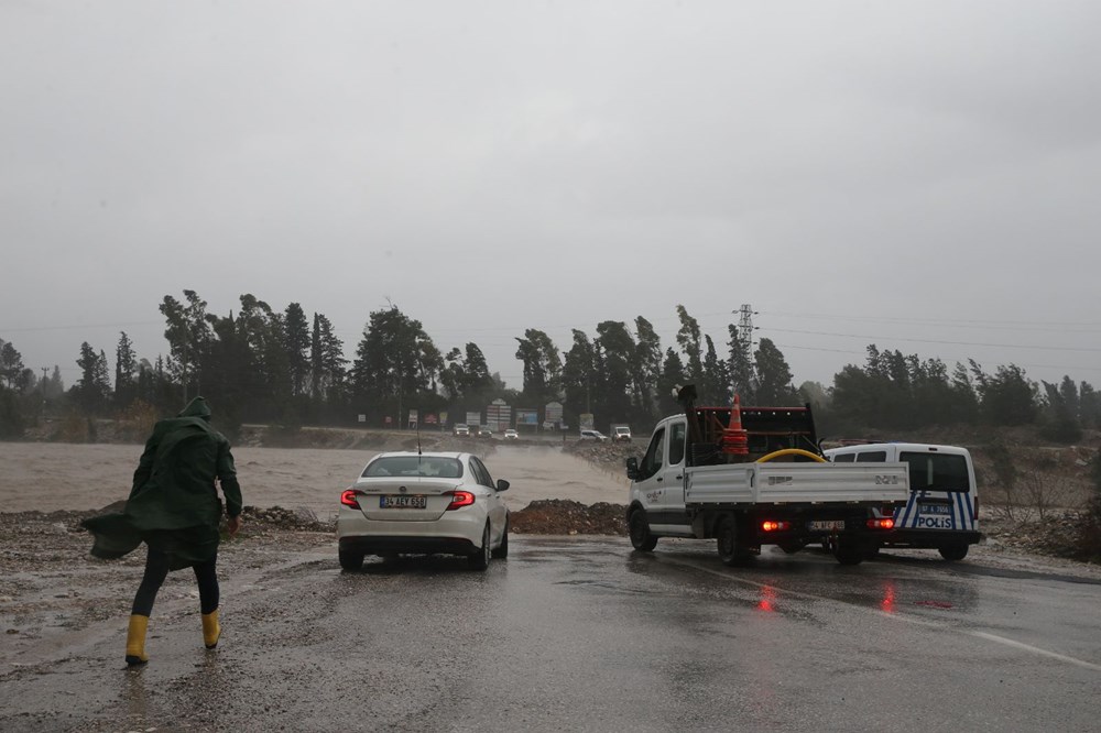 Kırmızı kodla aşırı yağış uyarısı yapılan Antalya'da sağanak etkili oluyor - 7