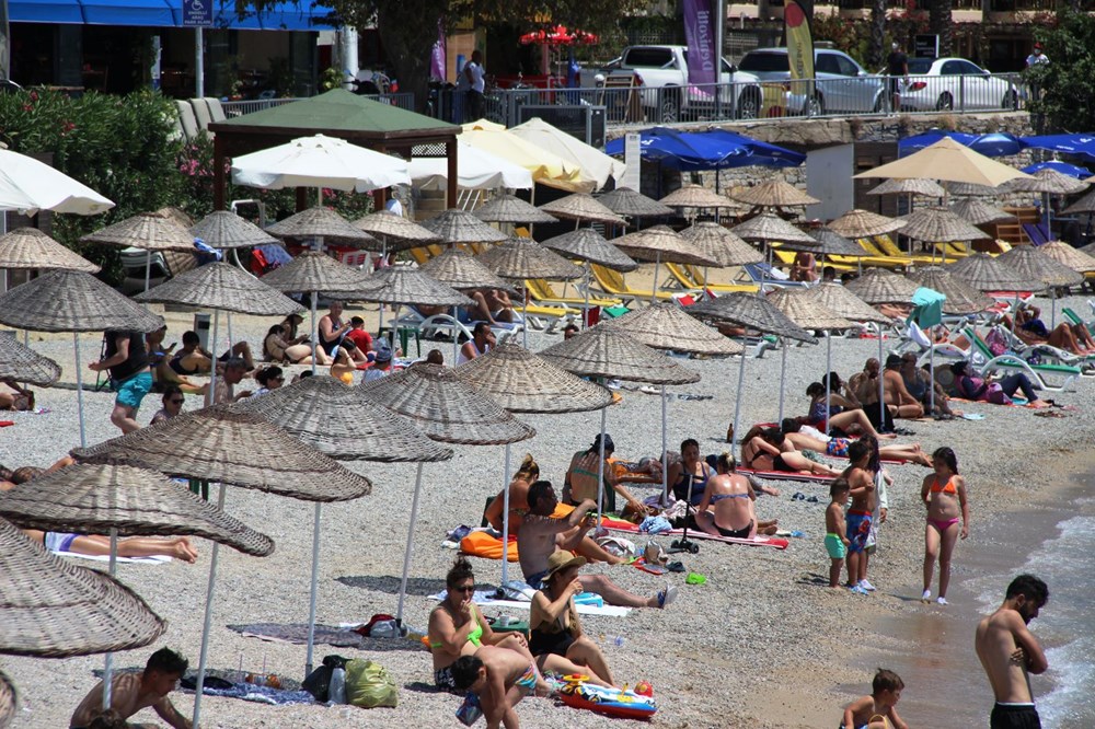 Hava sıcaklığının 32 dereceyi bulduğu Bodrum'da sahiller doldu taştı - 3