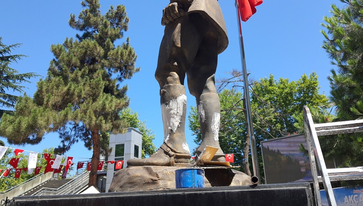 Balyozla Atatürk heykeline saldıran şüphelinin 11 suç kaydı çıktı Balyozla Atatürk heykeline saldıran şüphelinin 11 suç kaydı çıktı