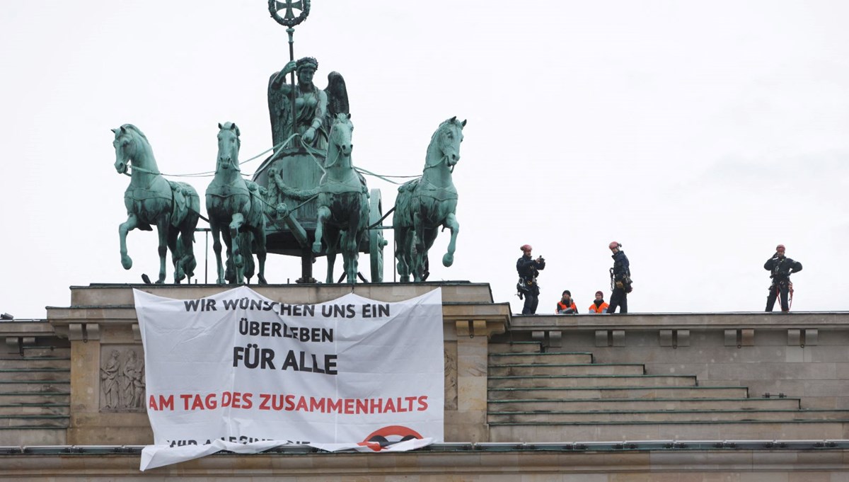 İklim aktivistleri Berlin'in sembolik Brandenburg Kapısı'nda gösteri yaptı