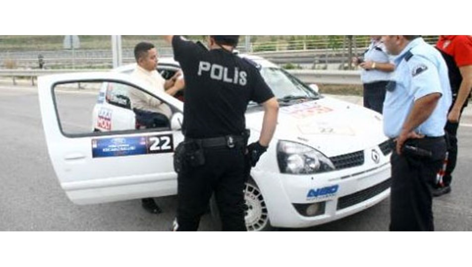Polisten yarışçılara ehliyet-ruhsat sorgusu