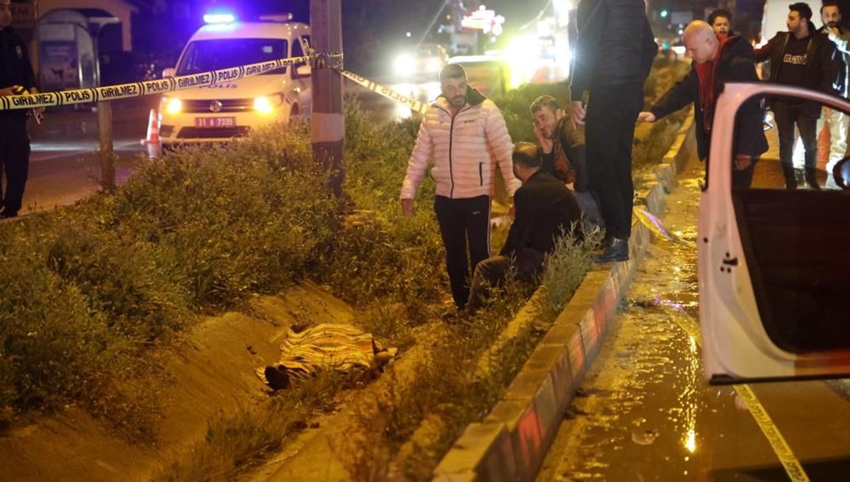 Yolun karşısına geçmek isteyen 2 kişiye otomobil çarptı: 1 ölü Yolun karşısına geçmek isteyen 2 kişiye otomobil çarptı: 1 ölü