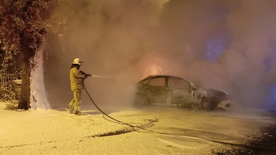 Fatih'te park halindeki araçlar yandı - 1