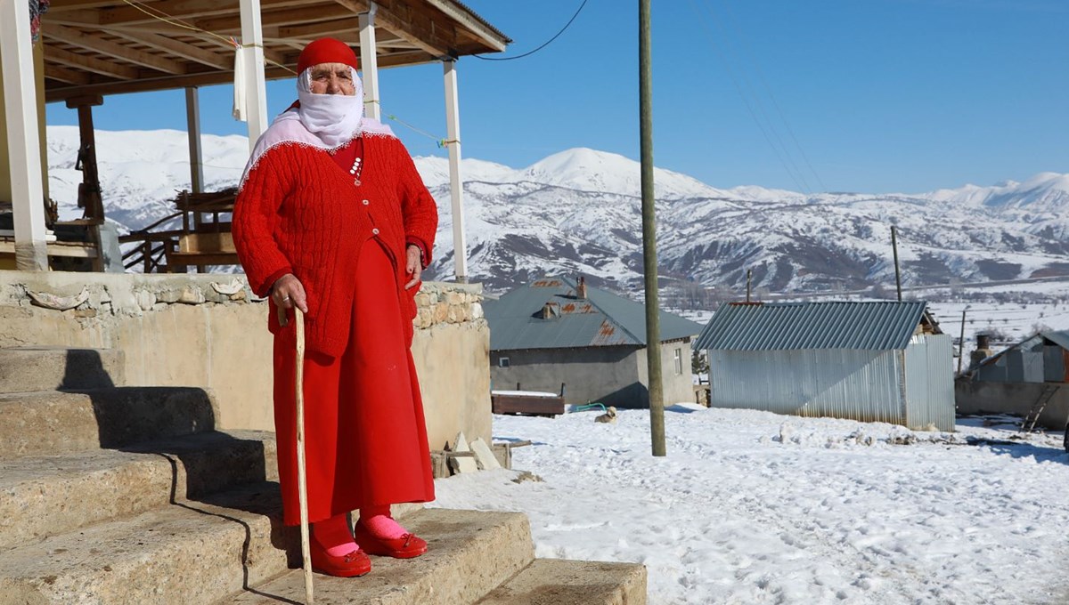 Çocukken gördüğü rüyanın etkisiyle 67 yıldır kırmızı giyiniyor