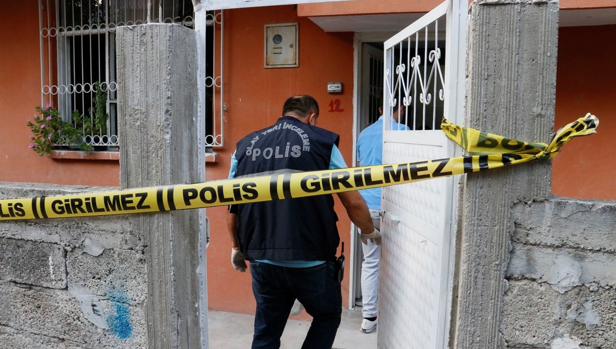 76 yaşındaki adam 74 yaşındaki karısını öldürdü: Silahıyla polise teslim oldu 76 yaşındaki adam 74 yaşındaki karısını öldürdü: Silahıyla polise teslim oldu