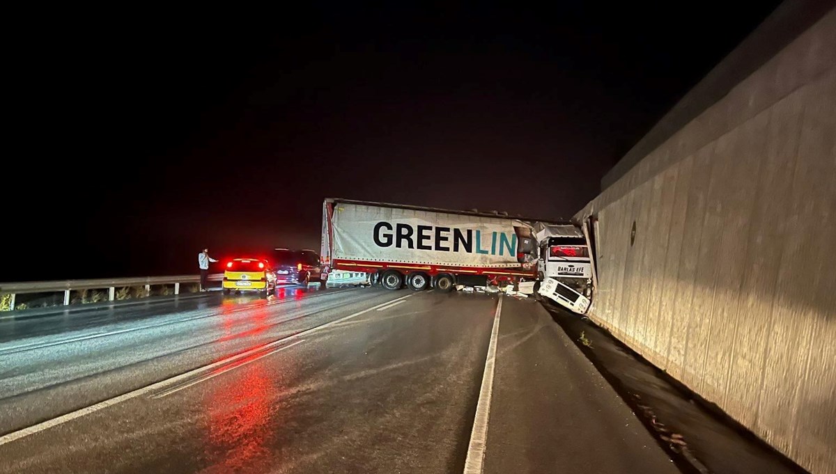 Kontrolden çıkan tır, yol kenarındaki istinat duvarına çarptı