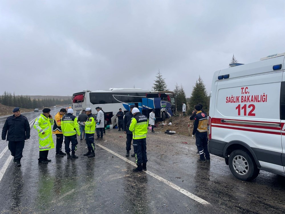 Eskişehir'de yolcu otobüsü devrildi: 1 ölü, 30 yaralı - 4