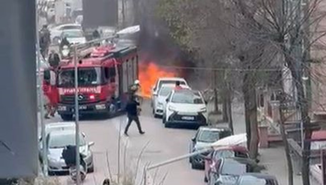 Park halindeki araç alev aldı