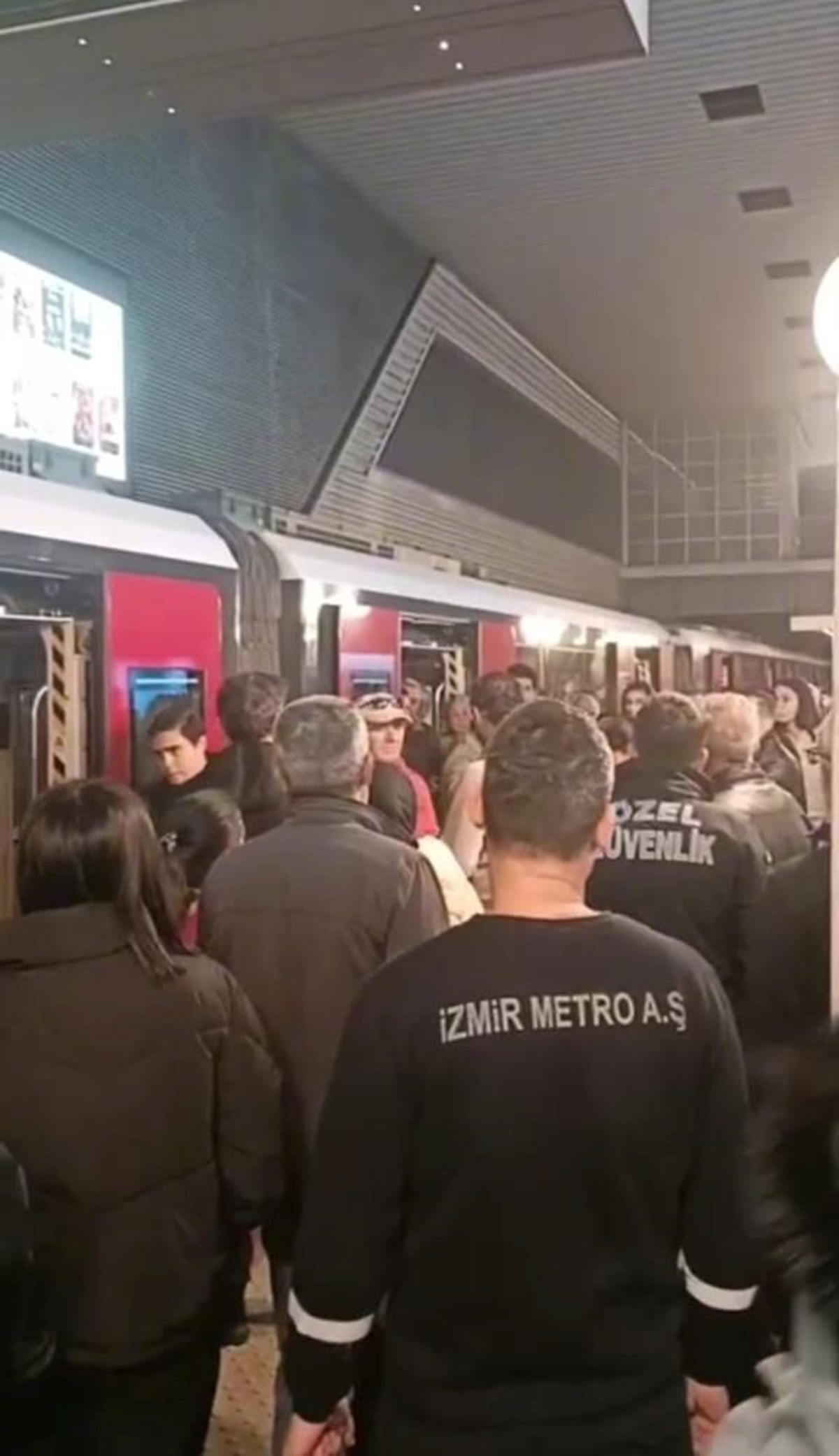 İzmir metrosunda arıza: Kavga çıktı, kapıları tekmelediler