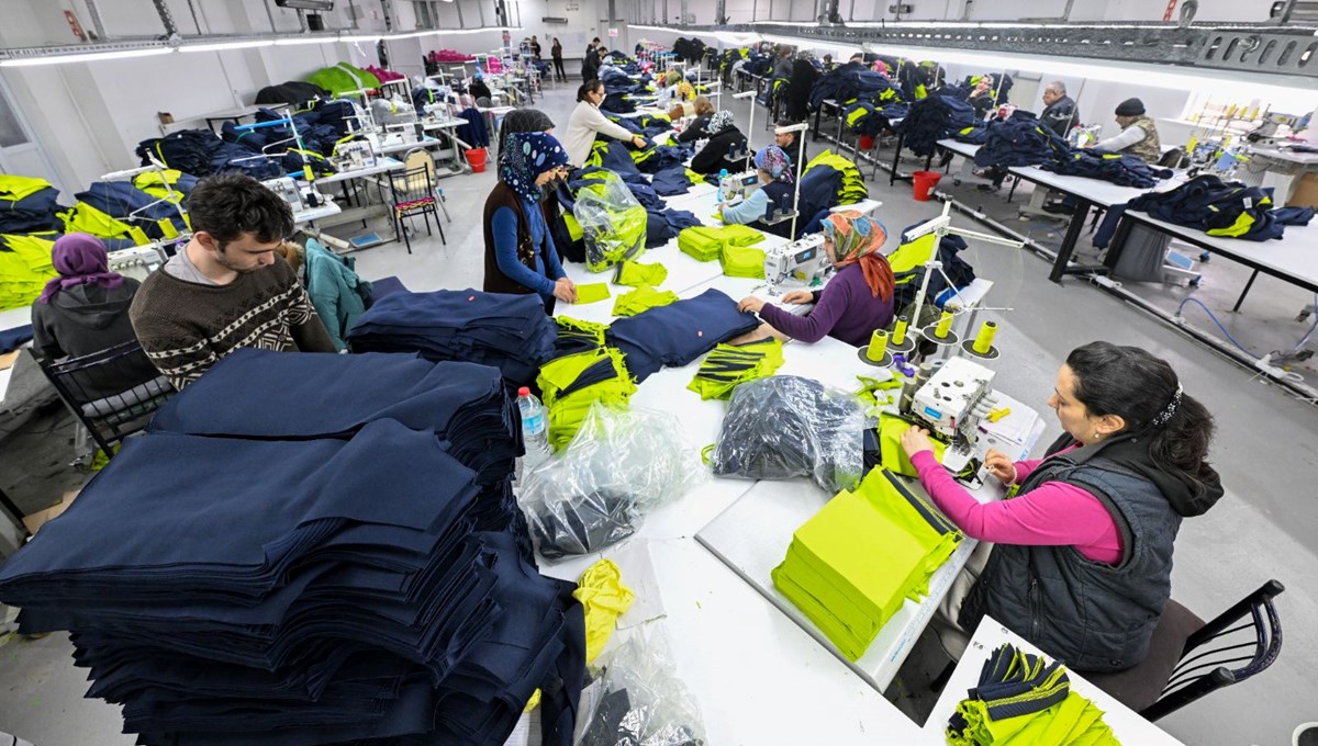 Devlet desteğiyle atölye kurdu, 12 ülkeye ürün dikiyor