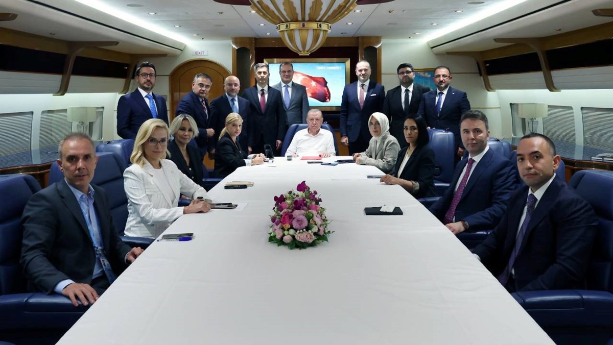 Cumhurbaşkanı Recep Tayyip Erdoğan, Çin ziyareti dönüşünde gazetecilkerin sorularını yanıtladı. Erdoğan, Rusya Devlet Başkanı Vladimir Putin’le yaptığı görüşmeye ilişkin Alaska zirvesinin neticelerini değerlendirdiklerini bildirdi. Ayrıca Erdoğan, Terörsüz Türkiye, İsrail