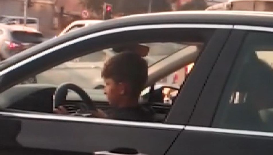 İstanbul trafiğinde tepki çeken görüntü: Küçük çocuk direksiyon başında