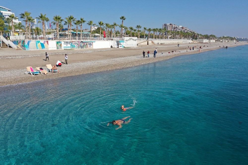 Antalya'da sahiller turistlere kaldı - 1