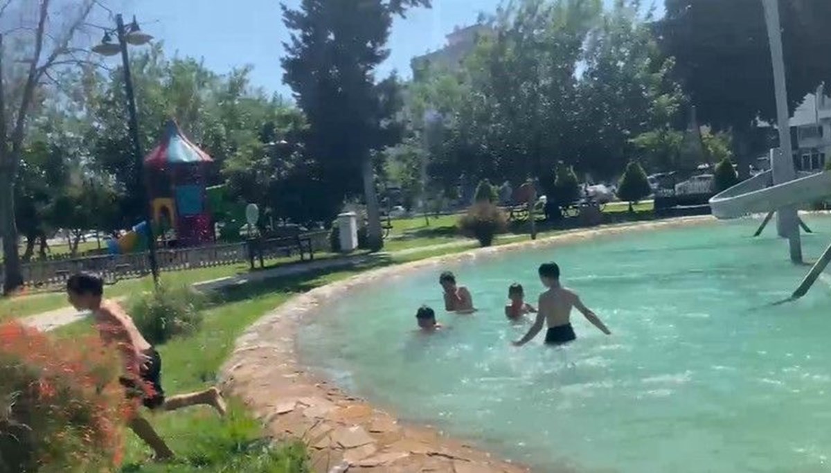 Sıcaktan bunalınca süs havuzuna girdiler Sıcaktan bunalınca süs havuzuna girdiler