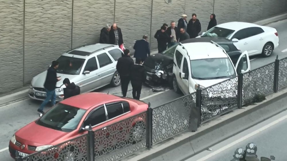 Esenyurt'ta 5 araç birbirine girdi - 1