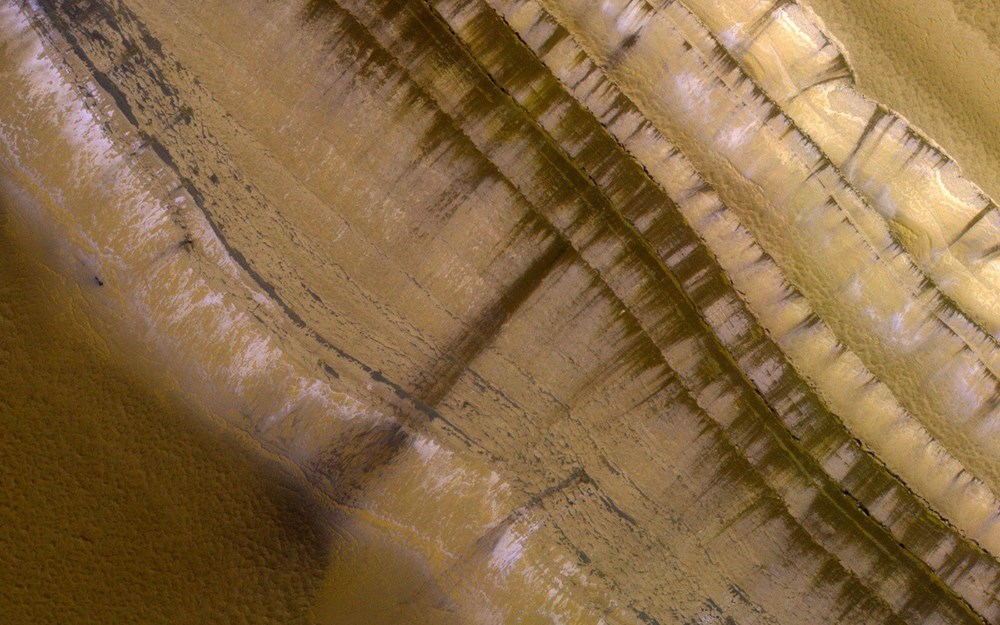 NASA: Mars'ta bilinenden çok daha fazla "su" bulunuyor - 1