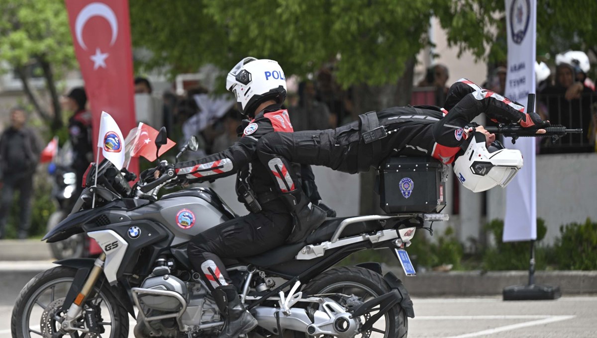 Polislerden 19 Mayıs gösterisi