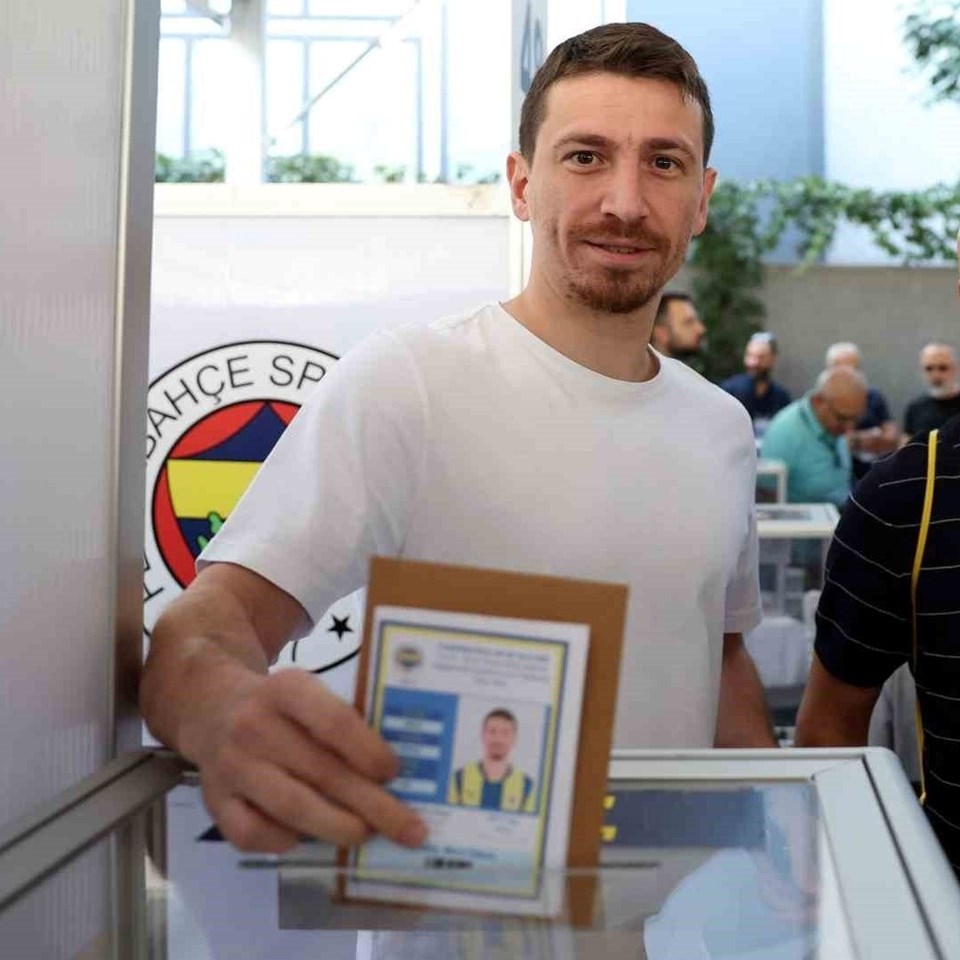 Fenerbahçe'de Mert Hakan krizi: Tüzüğe aykırı oy kullandı, kulüp harekete geçti - 1