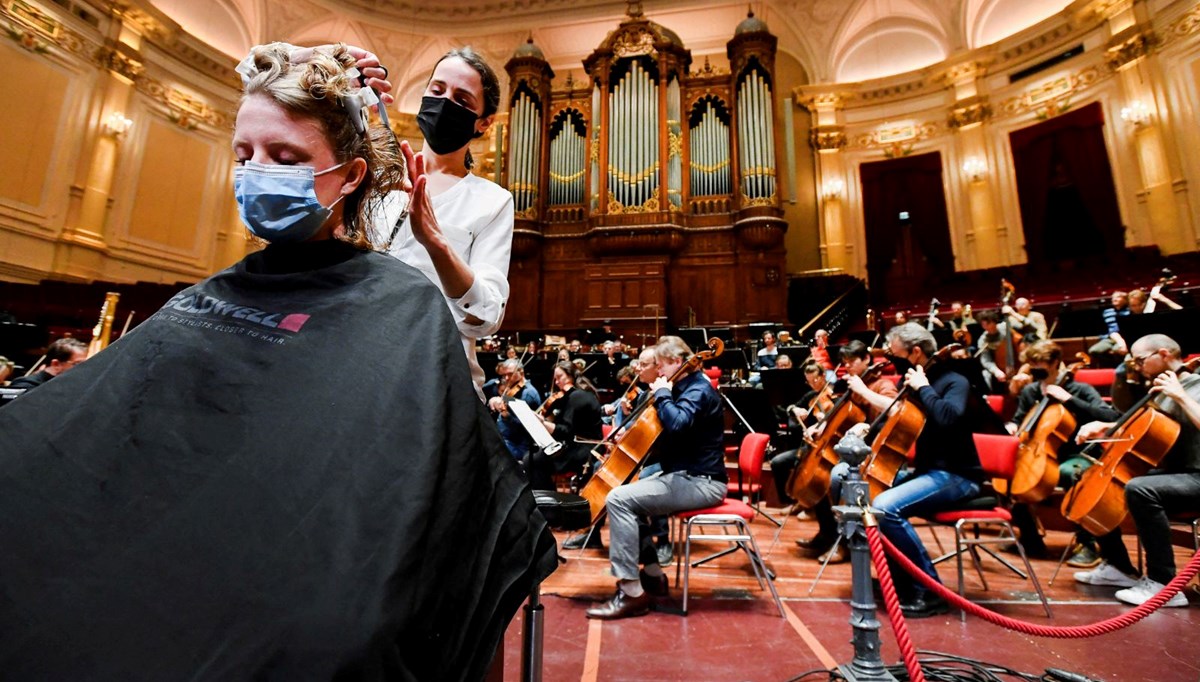 Covid önlemleri tepkisi: Hollanda’da tiyatro ve konser salonları güzellik salonu oldu