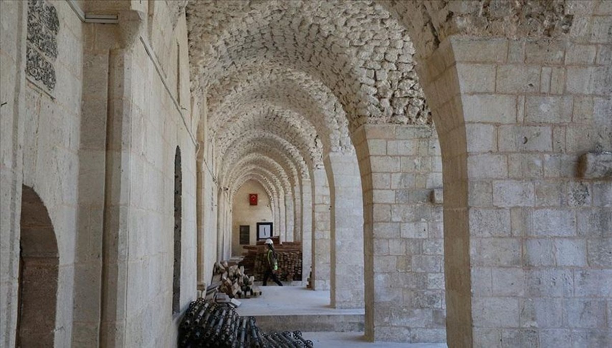 Depremde hasar gören tarihi Ulu Cami onarılıyor Depremde hasar gören tarihi Ulu Cami onarılıyor