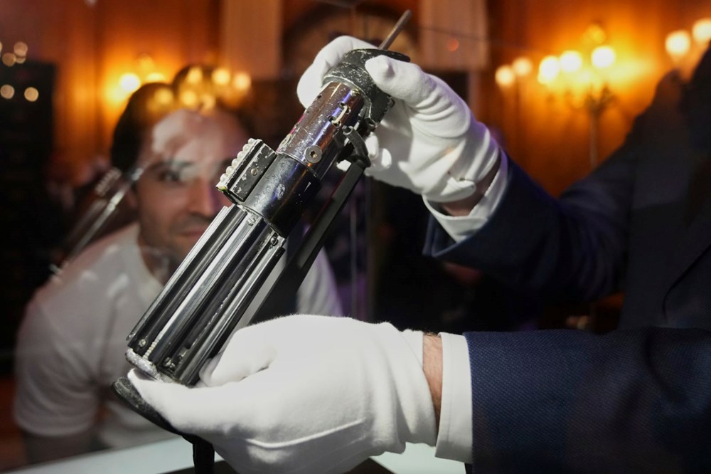 Darth Vader'ın ışın kılıcı 3.65 milyon dolara satıldı - 2