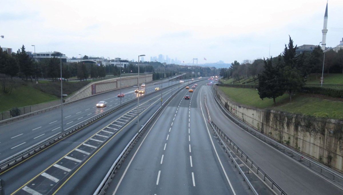 Yılın ilk günü İstanbul'da yollar boş kaldı