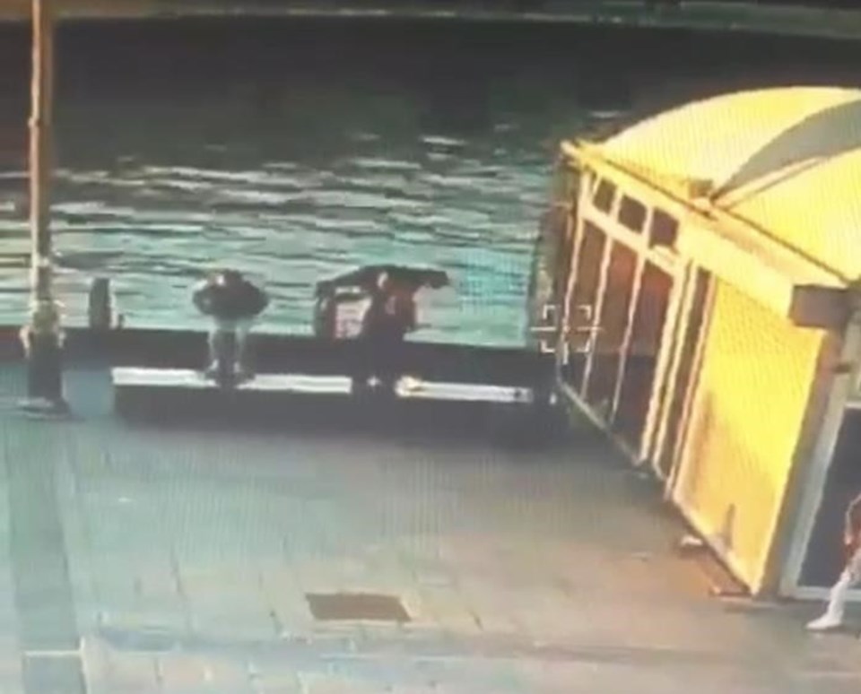 İstanbul'da korkunç cinayet: Sahilde oturan adamı 'Yan baktın' diyerek denize attı - 1