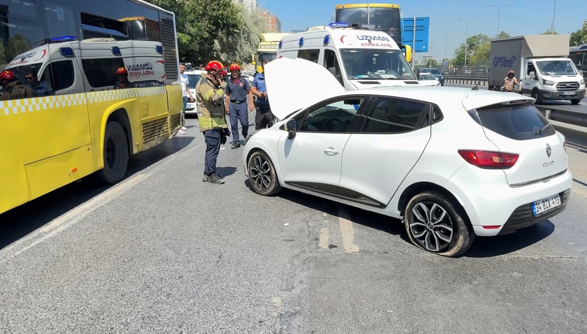Avcılar'da otomobil İETT otobüsüne çarptı Avcılar'da otomobil İETT otobüsüne çarptı