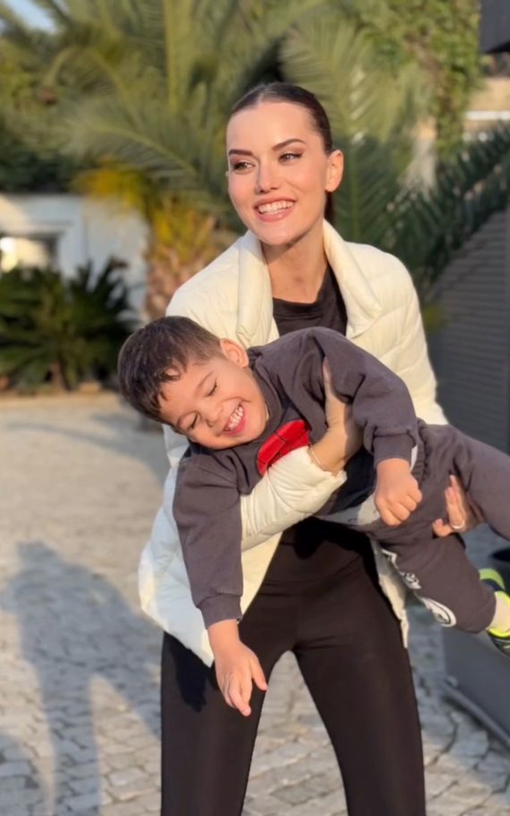 Fahriye Evcen'den küçük oğlu Kerem ile yeni pozlar - 3
