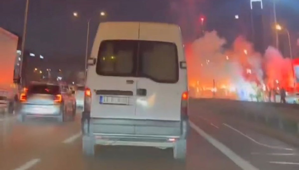 İstanbul’da D-100 trafiğini durduran şampiyonluk kutlaması İstanbul’da D-100 trafiğini durduran şampiyonluk kutlaması