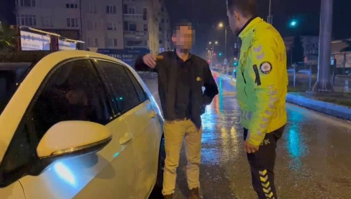 Aracını yolun ortasına çekerek uyudu: Cezadan kaçamadı Aracını yolun ortasına çekerek uyudu: Cezadan kaçamadı