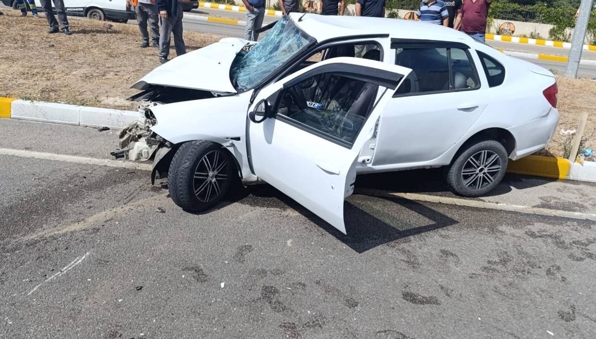 Kepçeye çarpan otomobilin sürücüsü yaralandı