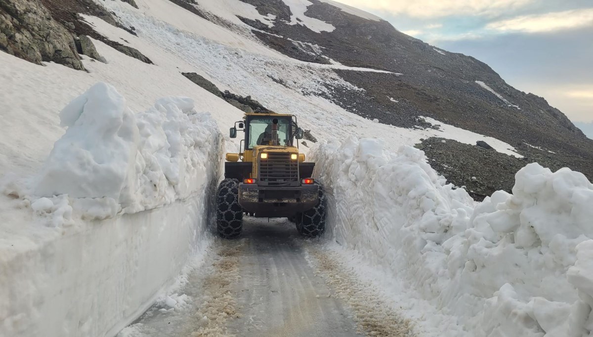 Yayla yollarında kar yağışı