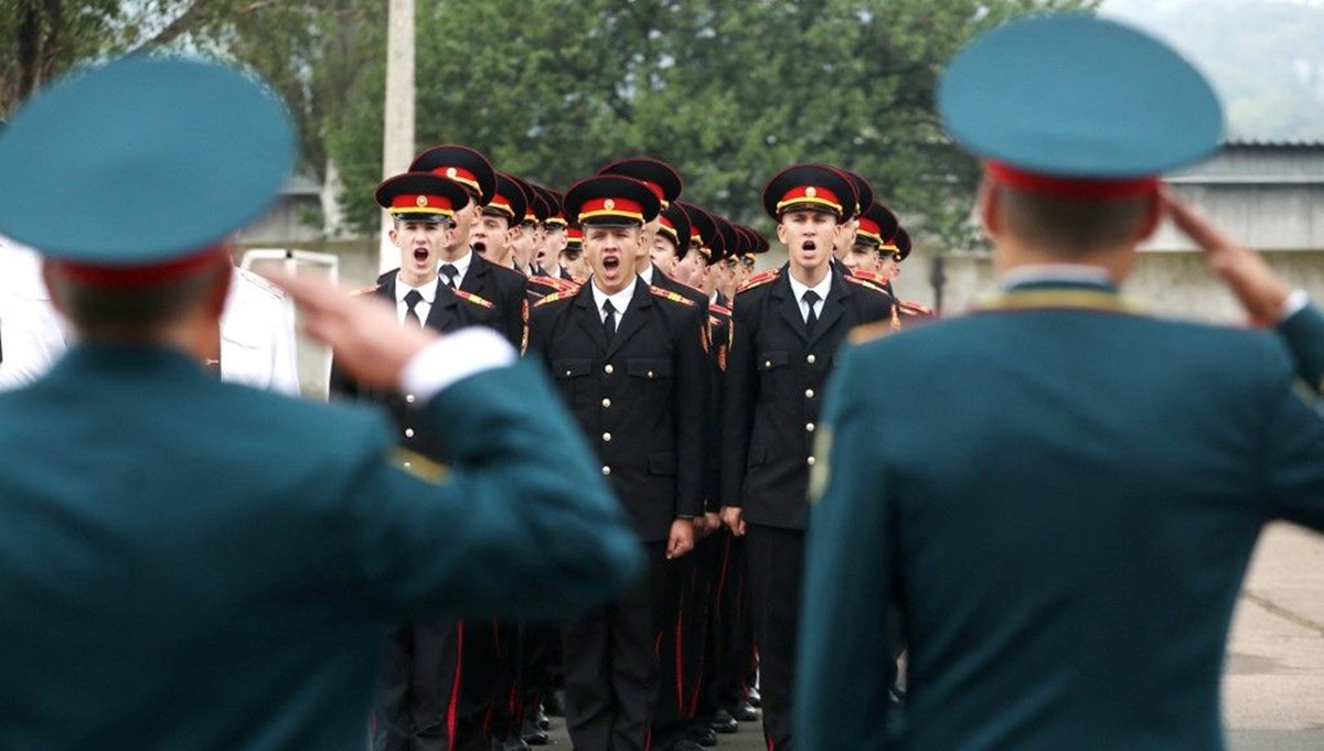 Ukrayna'nın genç askerleri: Ülkenin geleceğini ellerinde tutan öğrenciler Ukrayna'nın genç askerleri: Ülkenin geleceğini ellerinde tutan öğrenciler