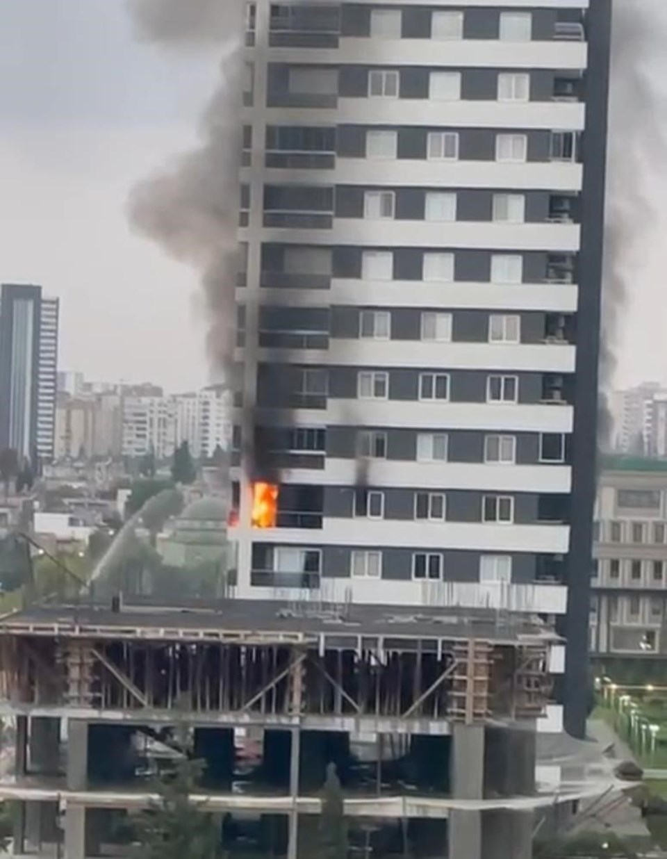 Sitede yangın paniği: Daire kullanılamaz hale geldi - 1