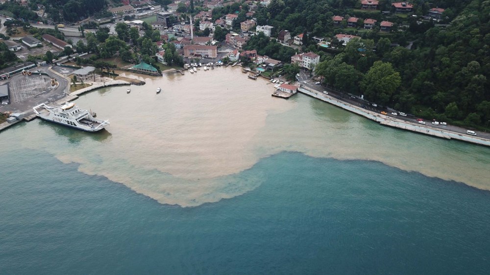 İstanbul'da şiddetli yağış: Yollar göle döndü, boğaza çamurlu su aktı - 16