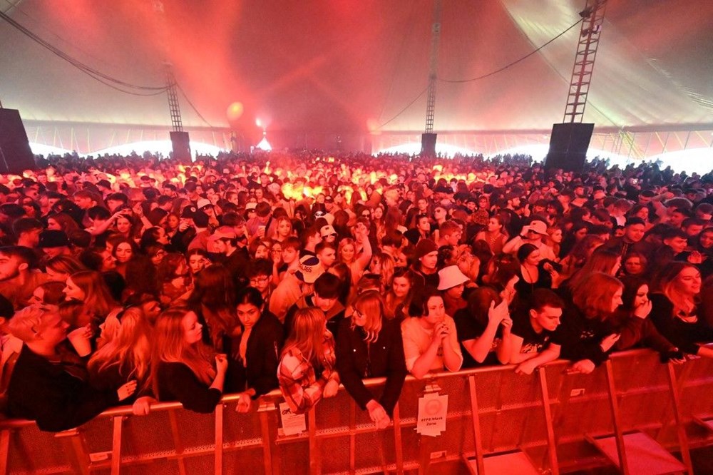 İngiltere'de aylar sonra ilk müzik festivali - 13